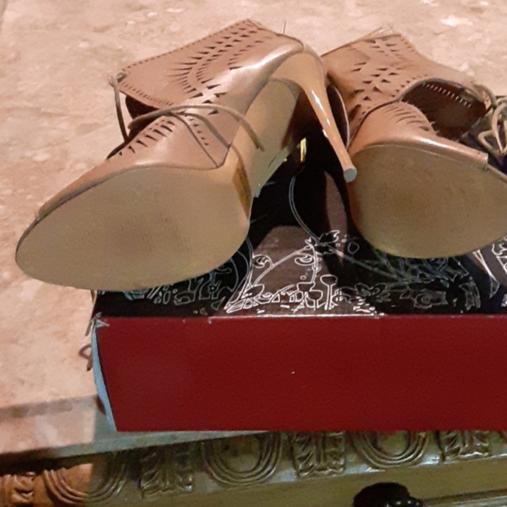 Shoes - Picture 4 of 5